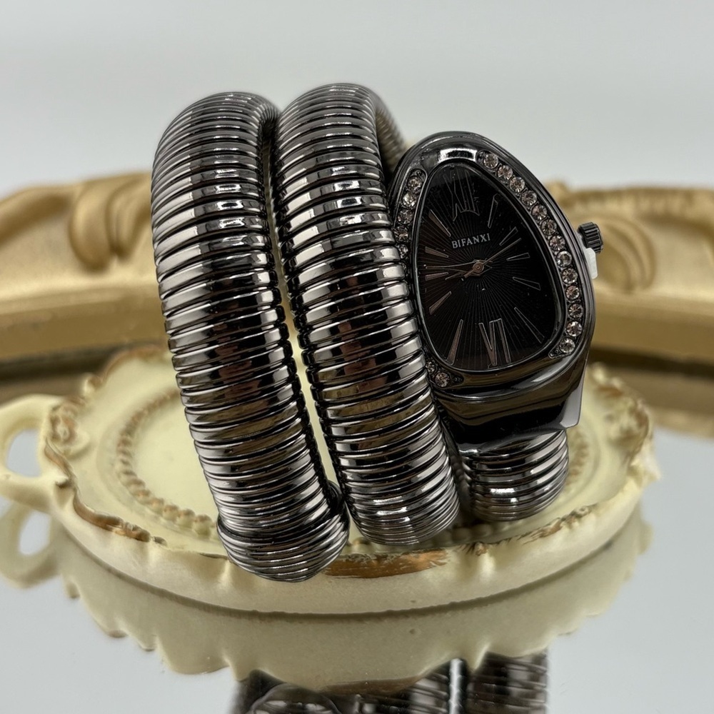 Elegant Serpentine-Style Watch – Black Tone 🖤 - Picture 6 of 10